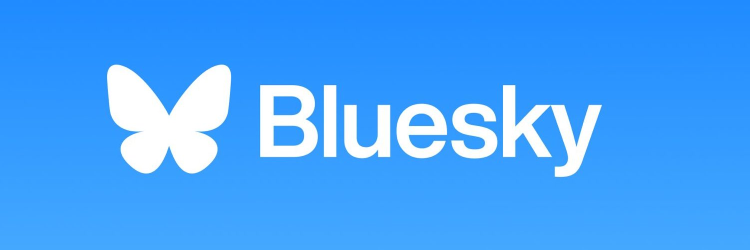 Logotipo de Bluesky, la red social. Fondo azul celeste con letras blancas en las que se lee 
