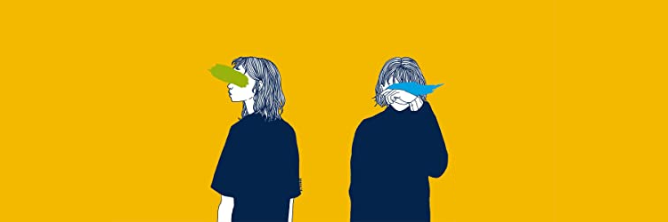 Recorte de la portada de la edición inglesa de la novela _Conversaciones entre amigos_. Es un dibujo de dos mujeres jóvenes rubias. La de la izquierda está de espaldas a la otra y mira a la distancia. La de la derecha se lleva una mano a los ojos como si estuviera llorando. Ambas tienen los ojos tapados en el dibujo por una pincelada de pintura. El fondo es de color plano amarillo.