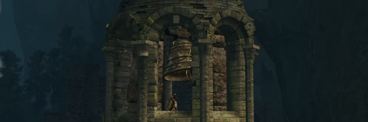 Fotograma de la cinemática de Dark Souls en la que el jugador toca la campana en lo alto de la parroquia de los no-muertos. Vemos desde fuera lo alto del campanario, con el jugador dentro mirando a la campana que está inclinada porque ya está tañendo.
