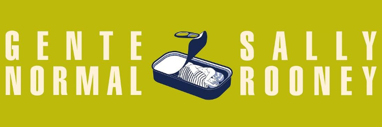 Portada de la novela Gente normal de Sally Rooney, adaptada para darle forma horizontal. Se puede leer el nombre de la novela y la autora en grandes letras blancas mayúsculas sobre un fondo verde oliva. En el centro hay una ilustración en blanco y negro de una lata de sardinas medio abierta con dos personas abrazadas dentro.