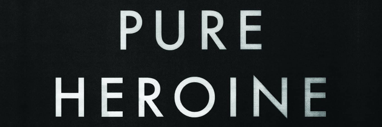 Carátula del disco Pure Heroine de Lorde. Fondo negro con letras blancas mayúsculas sans-serif en las que se lee el título del disco.